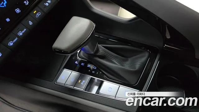 Hyundai AVANTE 1.6 — photo 1 of 31