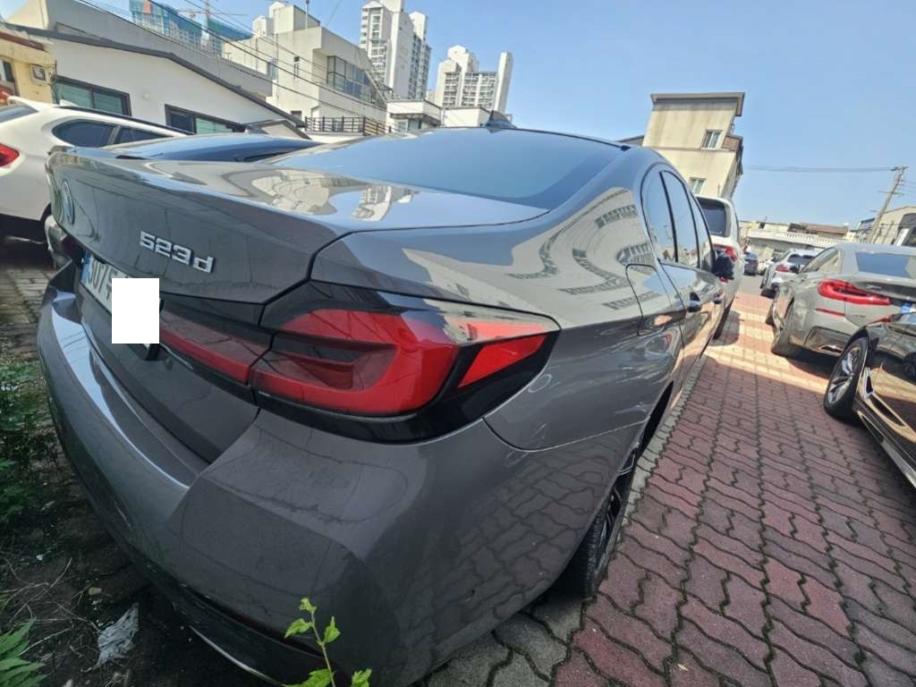 2022 BMW 523d, photograph 1