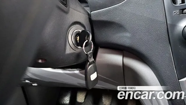 2014 Hyundai Starex 5-Seater VAN, photograph 2