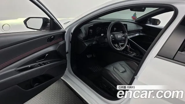 Hyundai AVANTE 1.6 — photo 1 of 35
