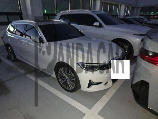 2021 BMW 320i Touring, photograph 2