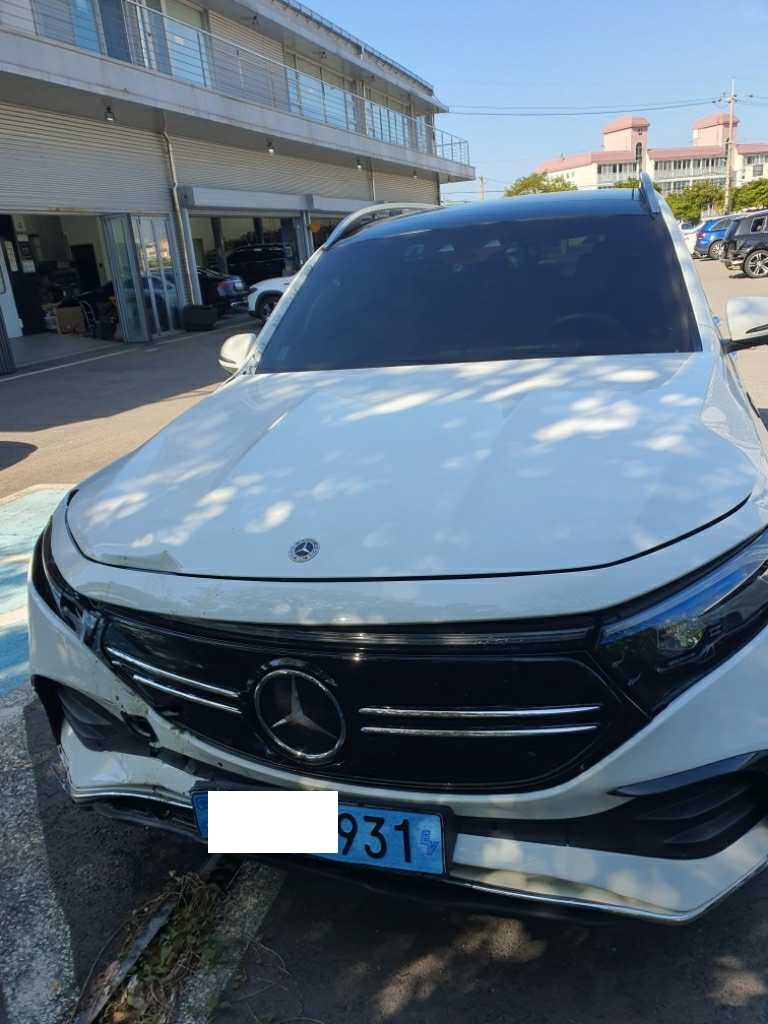 2023 Mercedes-Benz EQB300 4MATIC, photograph 1