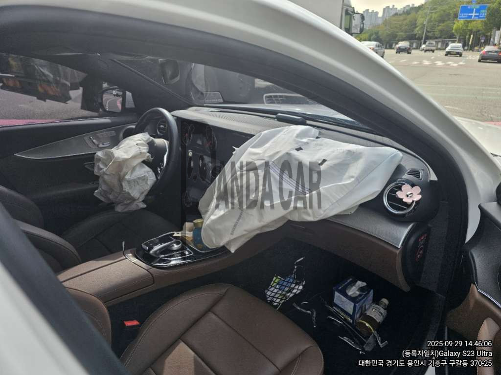 2019 Mercedes-Benz E300, photograph 2