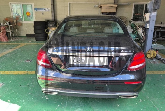 2017 Mercedes-Benz E300 4Matic, photograph 2