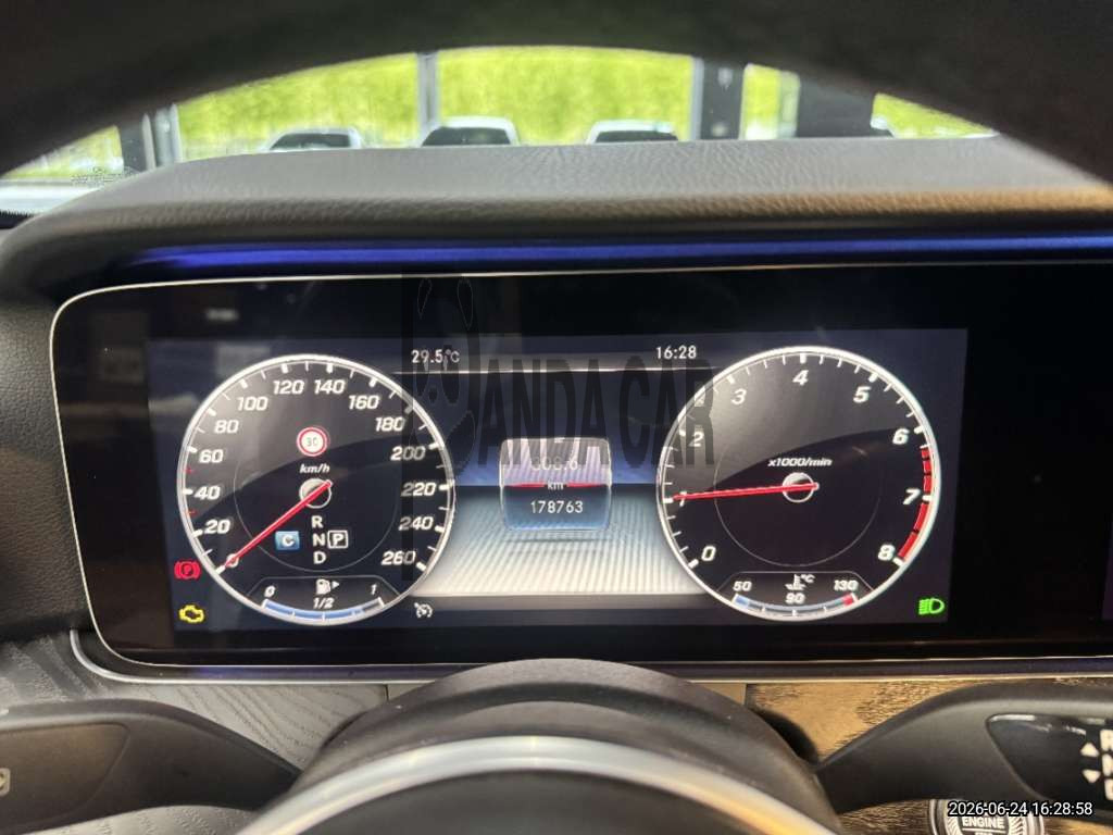 2019 Mercedes-Benz E300 4Matic, photograph 3