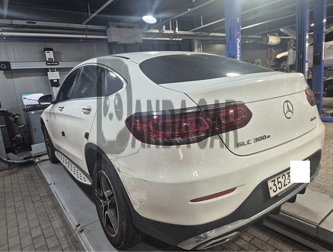 2020 Mercedes-Benz GLC300 e 4MATIC Coupe, photograph 4