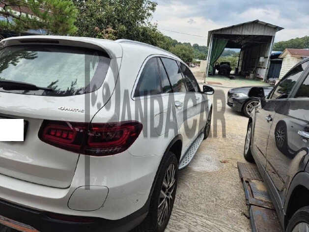 2021 Mercedes-Benz GLC300 e 4MATIC, photograph 3