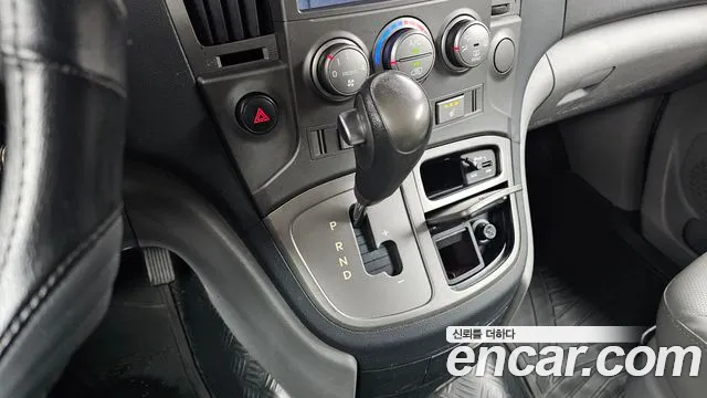 2013 Hyundai Starex 5-Seater VAN, photograph 1