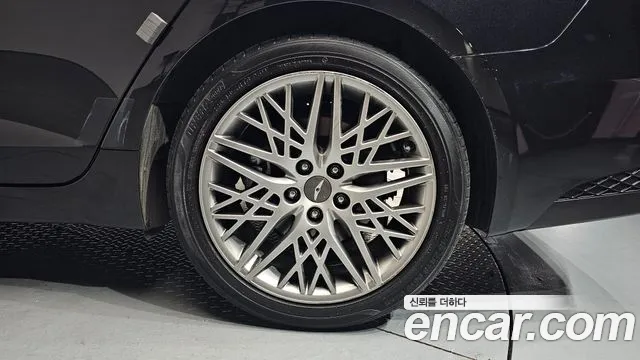 Genesis G70 Gasoline 2.0T 4WD — photo 1 of 34