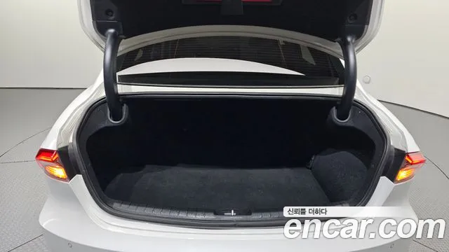 2022 Hyundai Grandeur Le Blanc, photograph 5