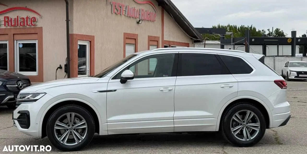 2022 Volkswagen Touareg, photograph 4