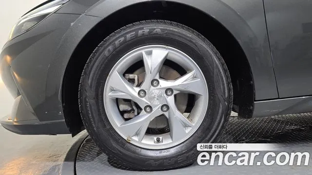 Hyundai AVANTE 1.6 — photo 1 of 30