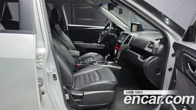 2015 KG_Mobility_Ssangyong TIBOLI LX 2WD, photograph 4