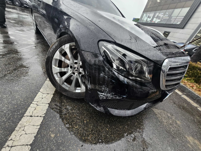 2019 Mercedes-Benz E300, photograph 2