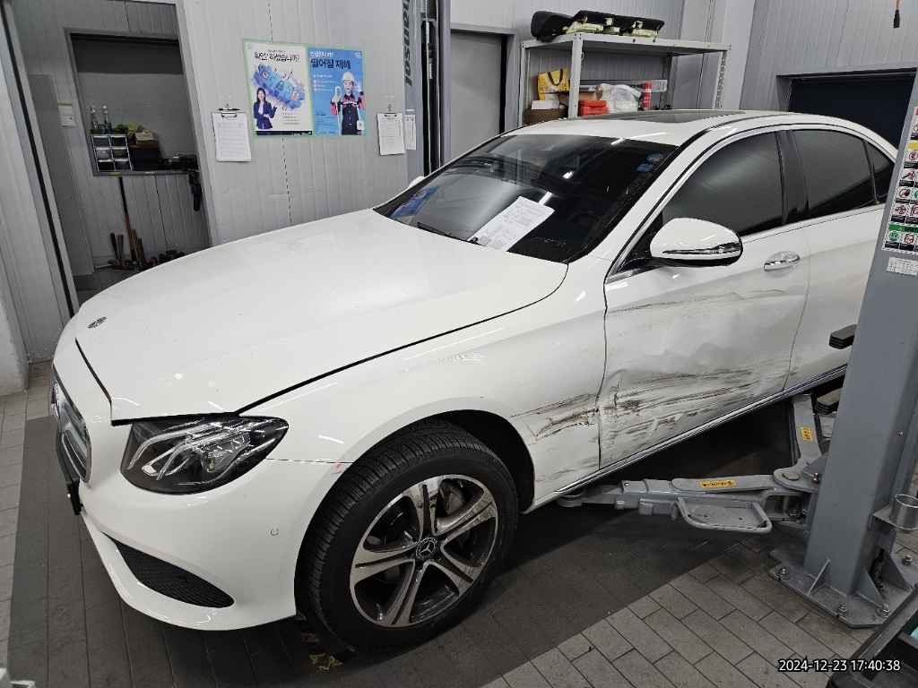 2019 Mercedes-Benz E300, photograph 3