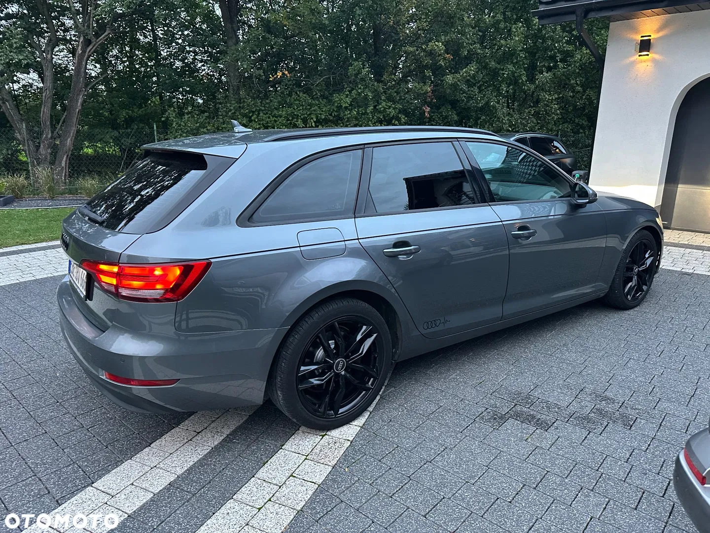 2016 Audi A4 Avant, photograph 2
