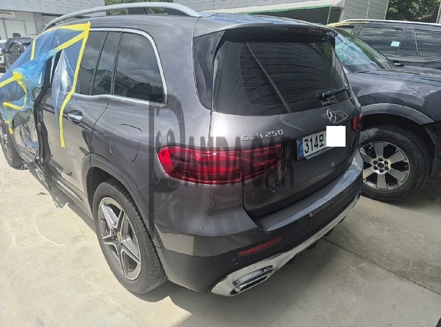 2025 Mercedes-Benz GLB 250 4MATIC, photograph 3