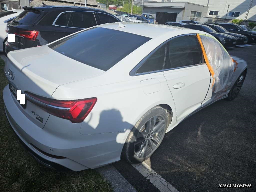 2022 Audi A6 45 TFSI quattro, photograph 2