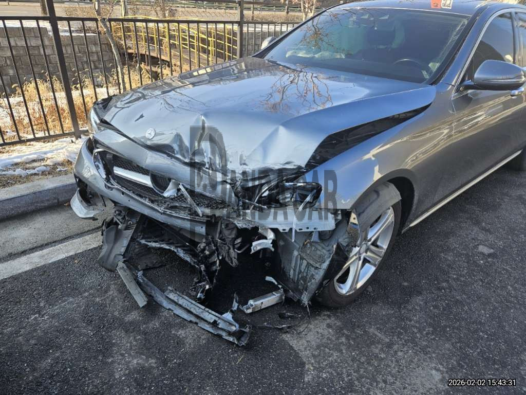 2017 Mercedes-Benz E200, photograph 3