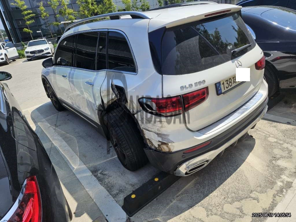 2021 Mercedes-Benz GLB250 4MATIC, photograph 5