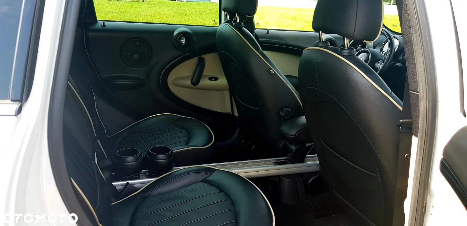 2011 MINI Countryman, photograph 8