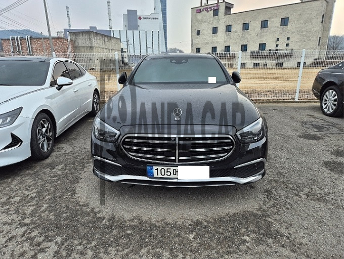 2021 Mercedes-Benz E300 e 4MATIC, photograph 1