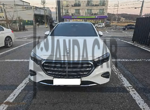 2025 Mercedes-Benz E 300 4MATIC, photograph 1