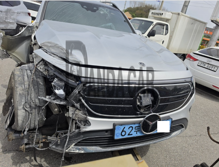 2023 Mercedes-Benz EQB300 4MATIC, photograph 3