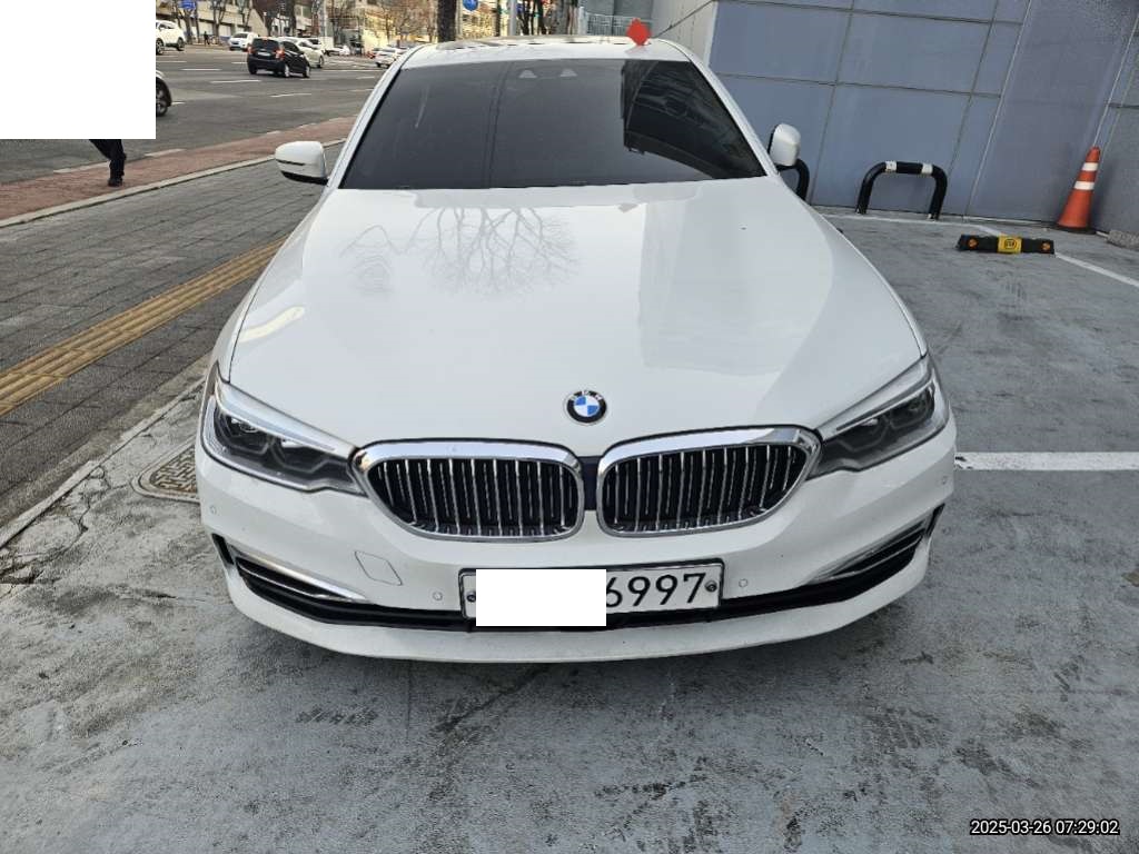 2019 BMW 530i xDrive Luxury, photograph 1