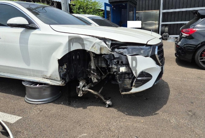 2026 Mercedes-Benz E 300 4MATIC, photograph 2