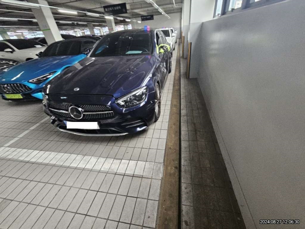 2021 Mercedes-Benz E350 4MATIC, photograph 3