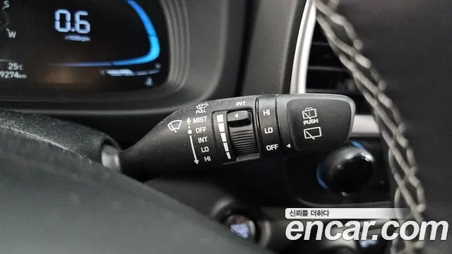 Hyundai Venue 1,6 Premium — photo 1 of 30