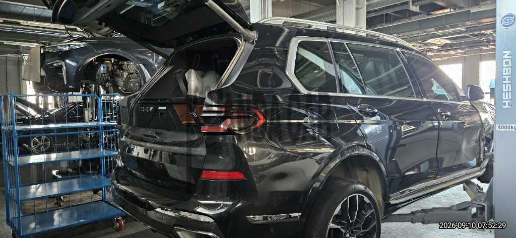 2025 BMW X7 xDrive40i, photograph 2