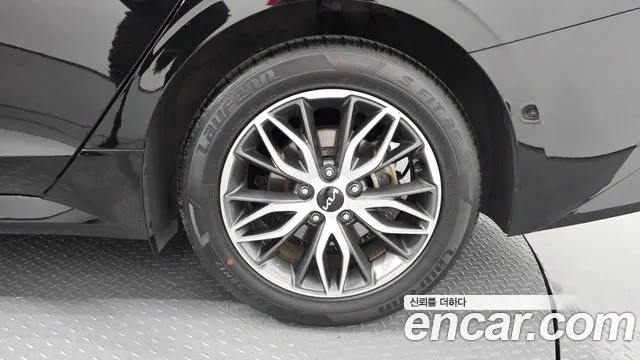 Kia K5 2.0 — photo 1 of 33