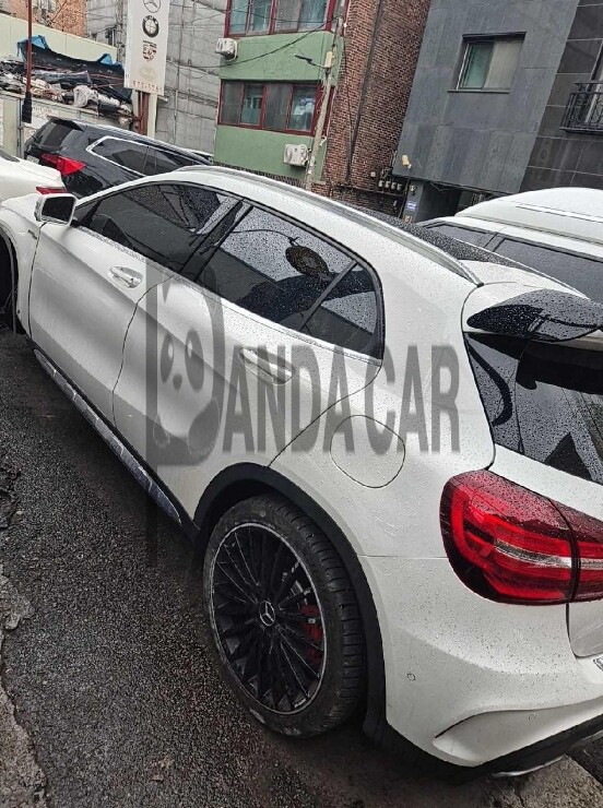 2019 Mercedes-AMG GLA45 4Matic, photograph 4
