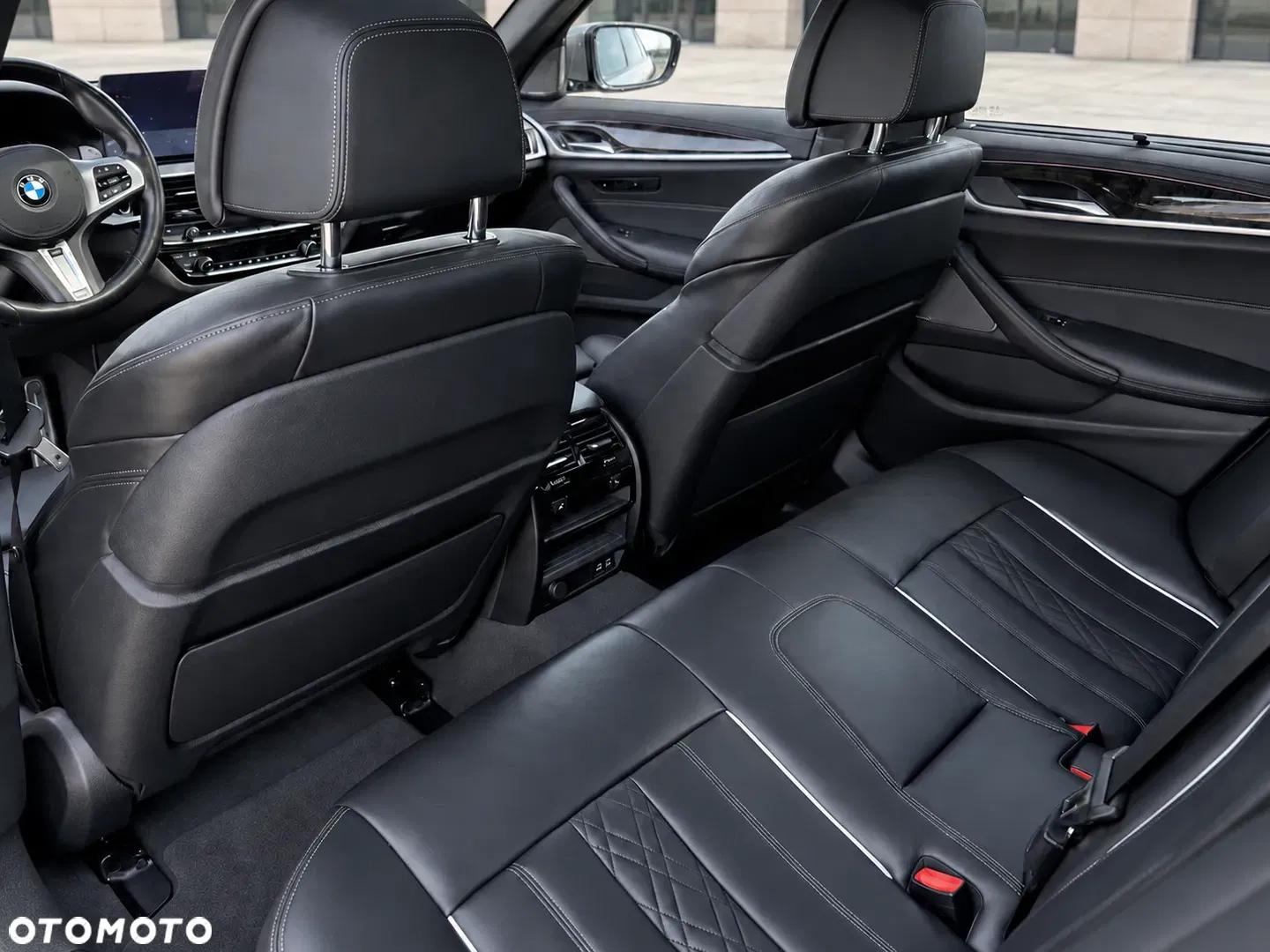 2021 BMW Seria 5 M550i xDrive, photograph 7