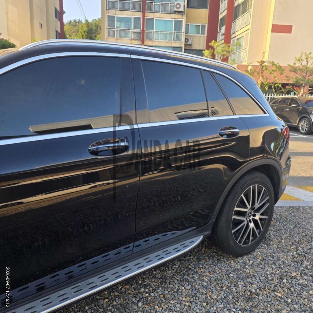 2021 Mercedes-Benz GLC220 d 4MATIC, photograph 2