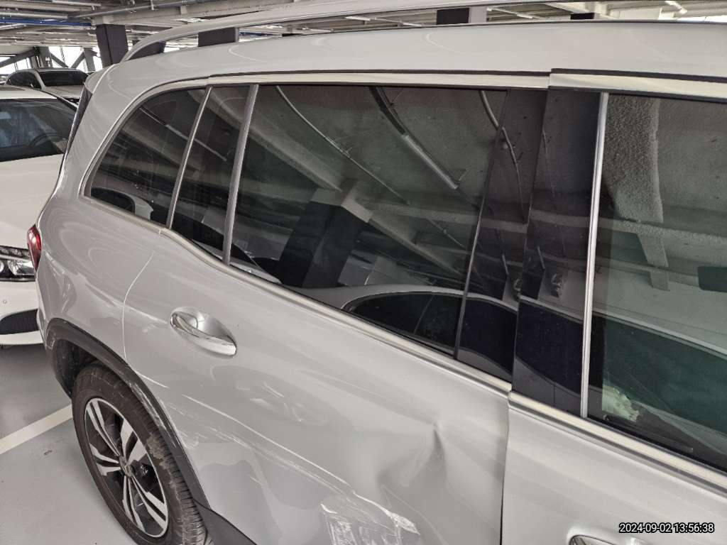 2021 Mercedes-Benz GLB220, photograph 1