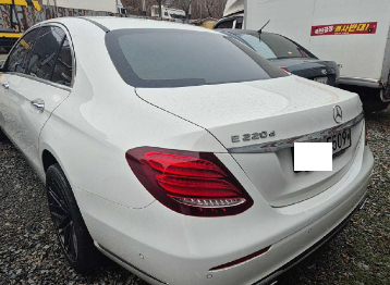 2019 Mercedes-Benz E220 d 4Matic, photograph 3