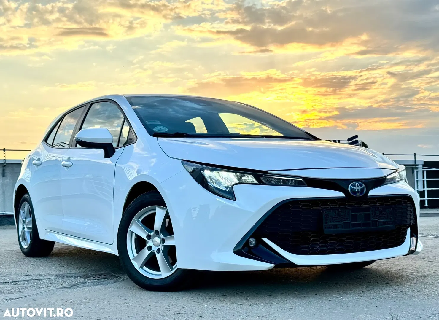 Toyota Corolla 1.8 HSD Business — photo 1 of 30