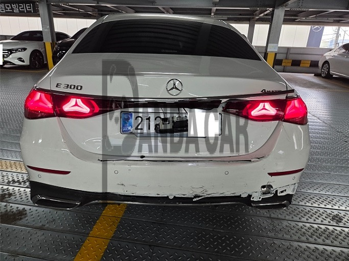 2026 Mercedes-Benz E 300 4MATIC, photograph 2
