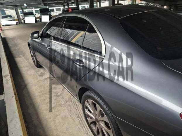 2020 Mercedes-Benz E 300 4MATIC, photograph 4