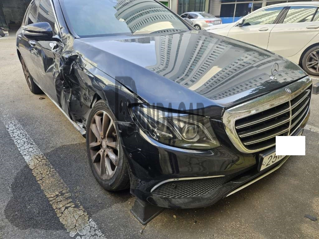 2017 Mercedes-Benz E300 4Matic, photograph 3
