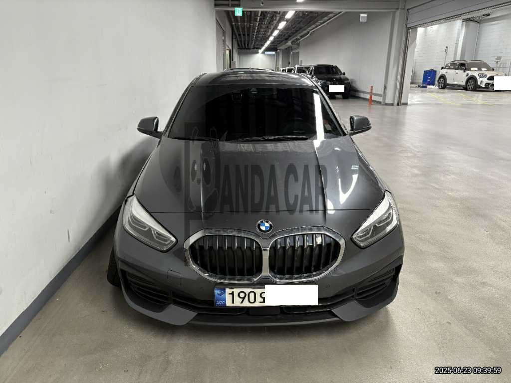 2022 BMW 120i, photograph 1