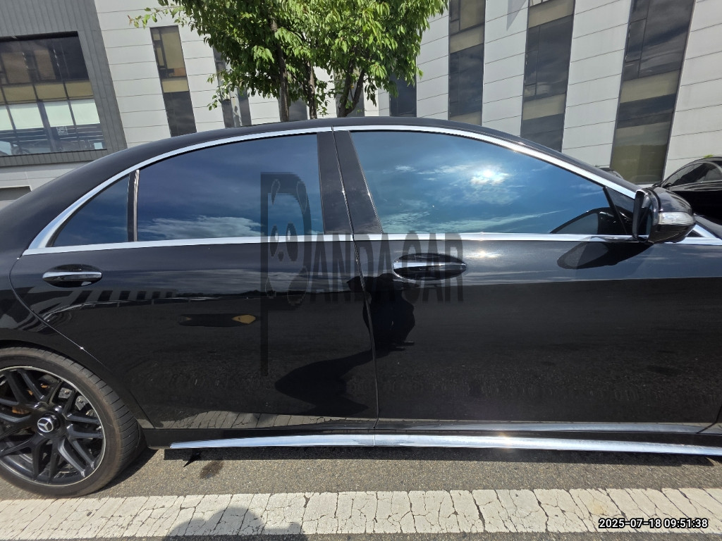 2019 Mercedes-AMG S63 4Matic + L, photograph 2