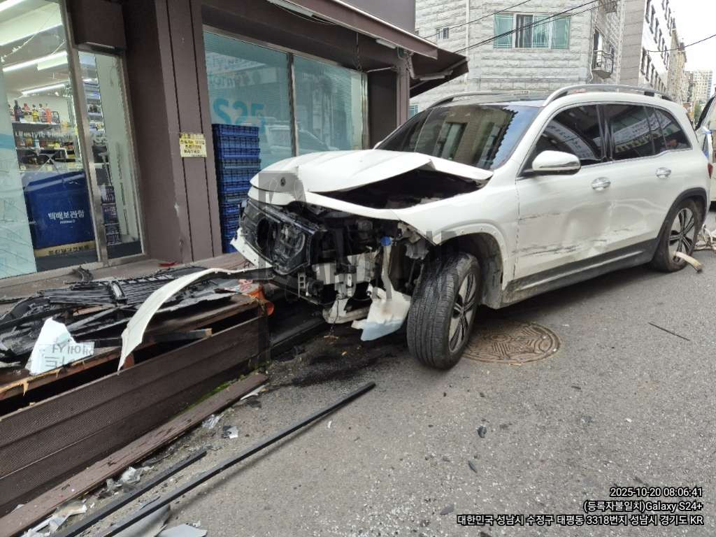 2024 Mercedes-Benz EQB300 4MATIC, photograph 2