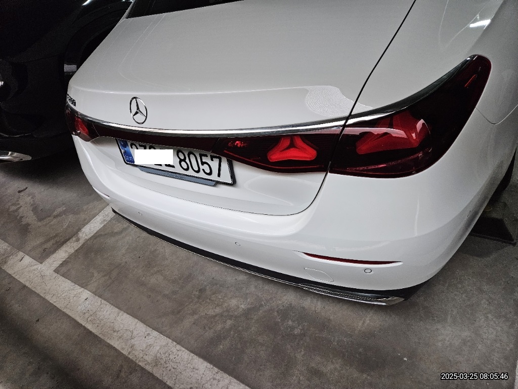 2025 Mercedes-Benz E 200, photograph 3