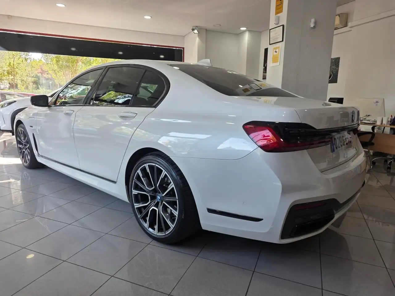 2021 BMW 745 745e, photograph 5
