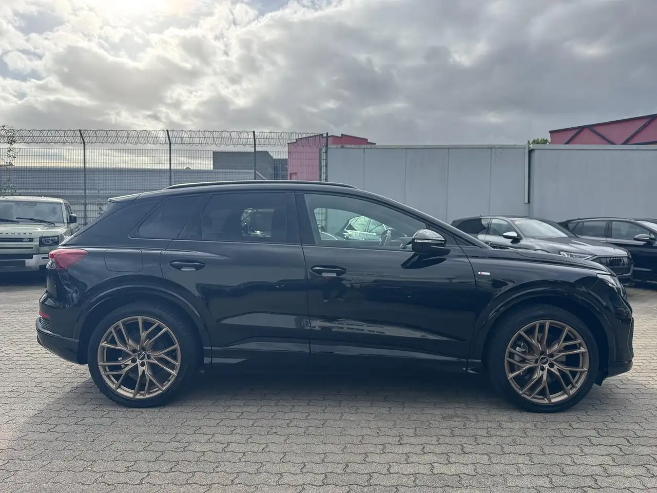 2025 Audi Q4 e-tron 55 2x S line ACC AHK WÄRMEPUMPE SONOS, photograph 4