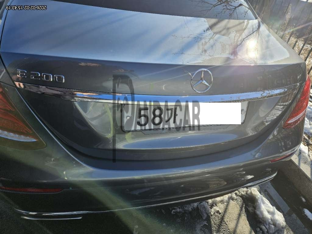 2017 Mercedes-Benz E200, photograph 2